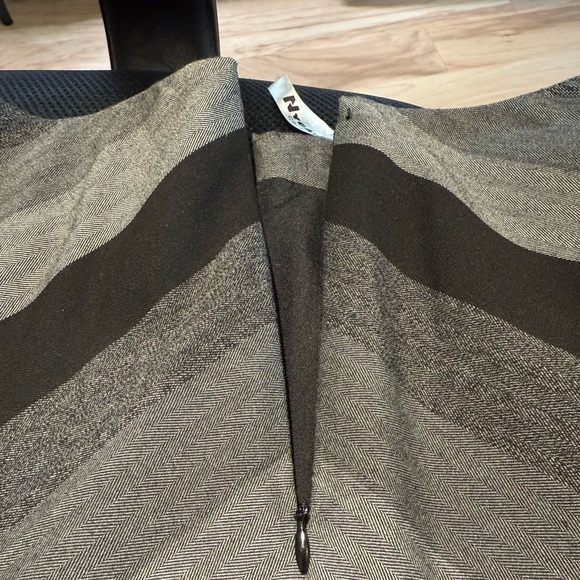 Nygard Collection Elegant Black and Gray Striped Skirt. 6P - Picture 5 of 11